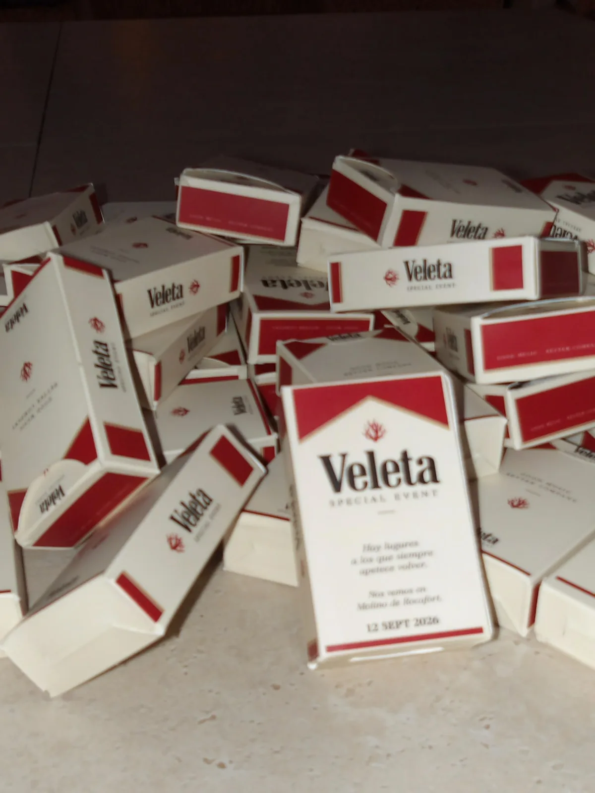 Paquetes de Veleta inspirados en la estética clásica del tabaco