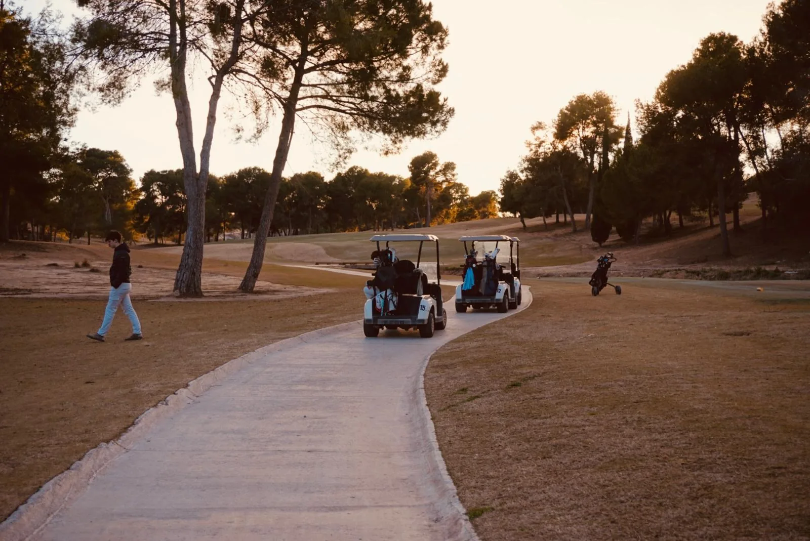 Buggies en el Club de Golf El Bosque al atardecer