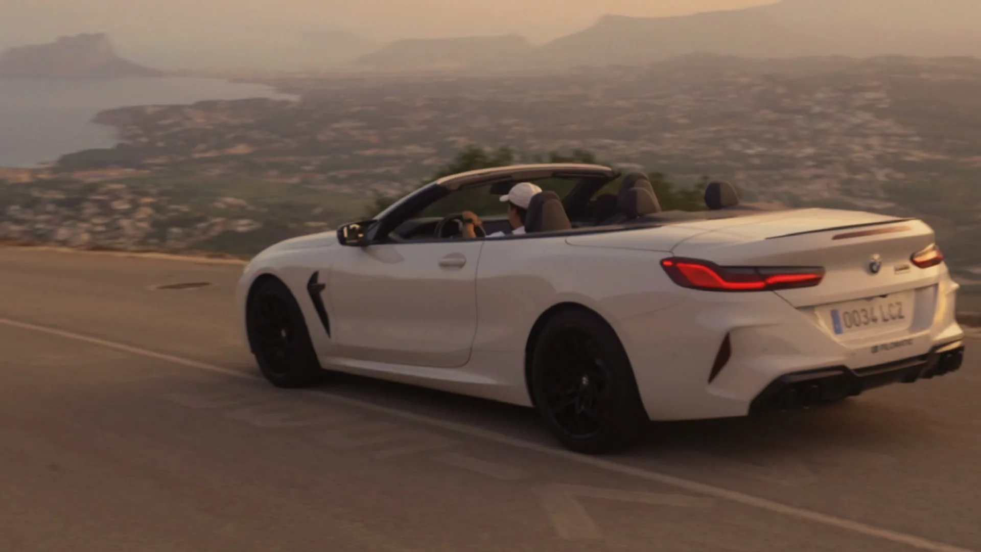BMW M8 descapotable al atardecer en Jávea, fotograma del brand film de Filomatic