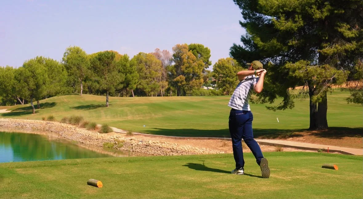 Golfista en pleno swing en el Campo de Golf El Bosque, fotograma del teaser de Veleta