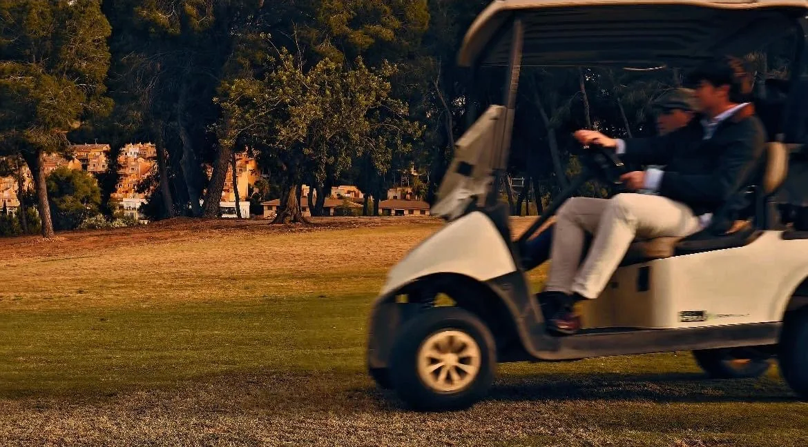 Buggies en el Club de Golf El Bosque, fotograma del vídeo de Veleta
