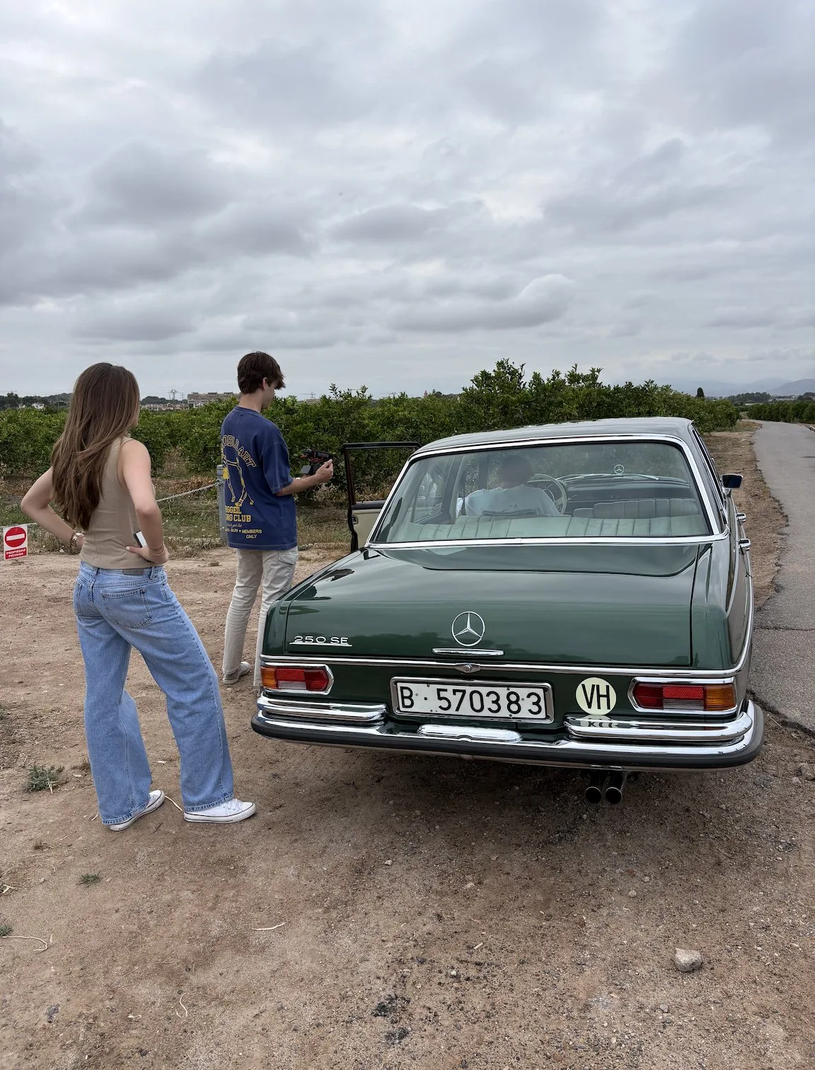Rodaje con el Mercedes 250 SE en la huerta