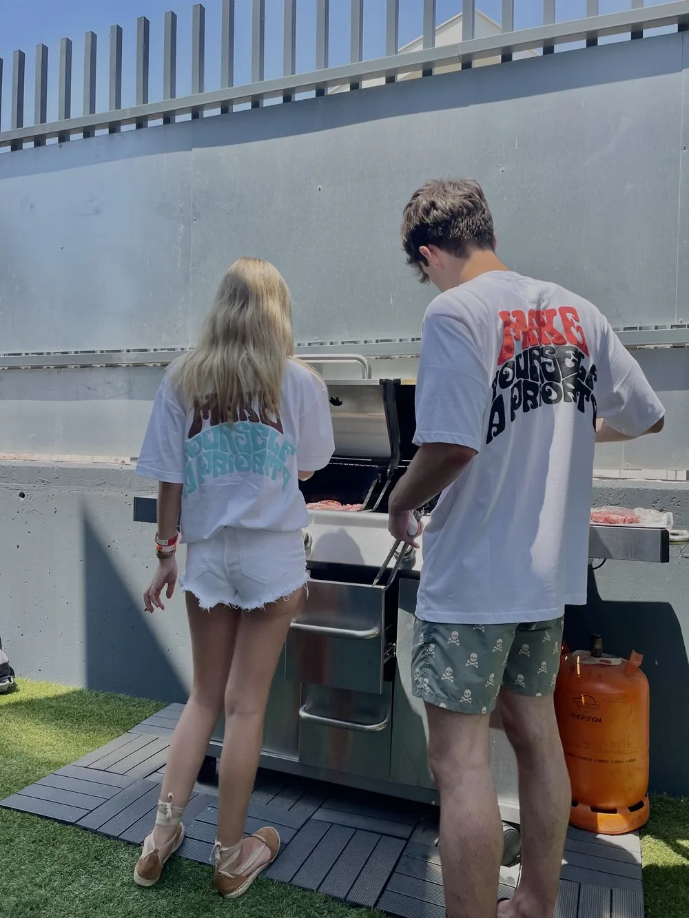 Camisetas Xurga «Make yourself a priority» en una barbacoa